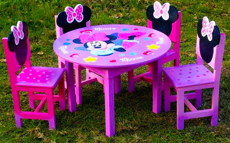 Juego de mesa y 4 sillas de diseños personalizados